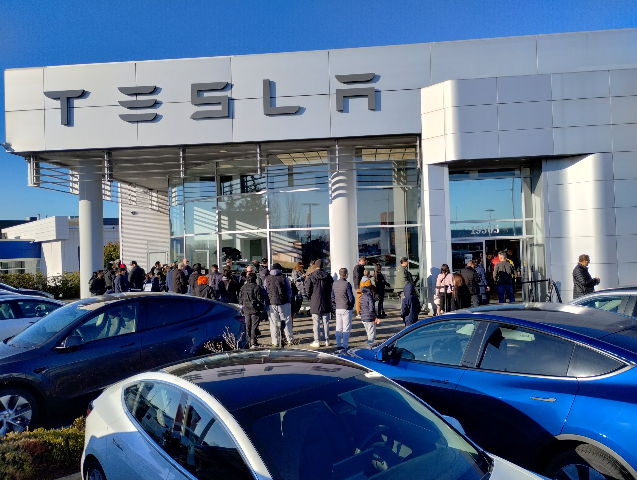 People are waiting in big lines to see the Cybertruck at Tesla showrooms