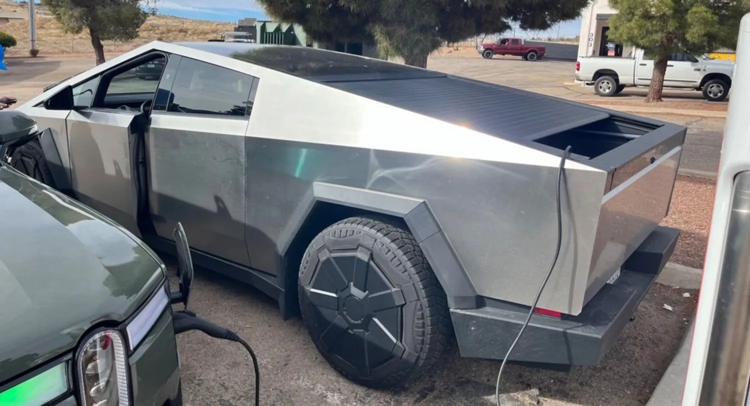 Tesla Cybertruck spotted charging a Rivian R1S in the wild thumbnail