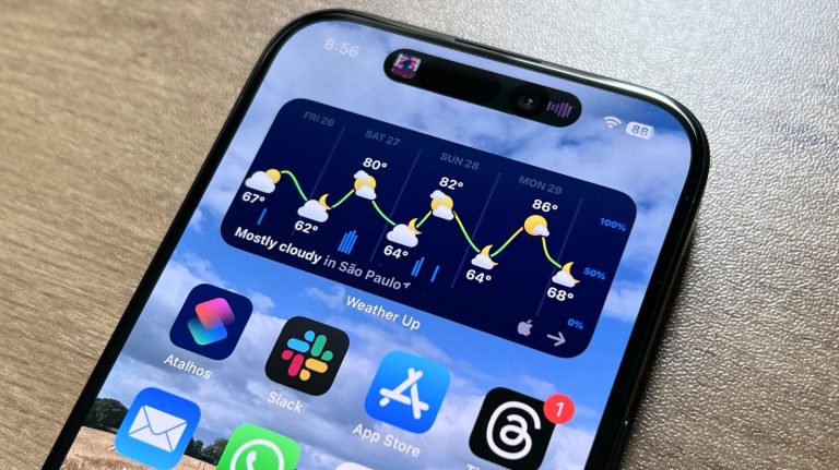 تطبيق Weather Up يعمل على iPhone 15 Pro