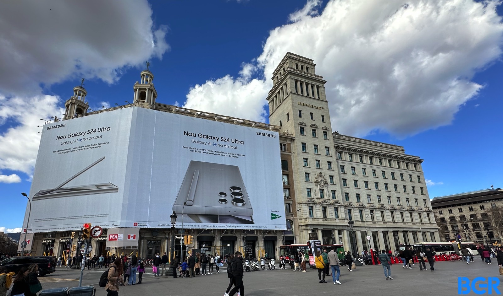 La grande affiche du Galaxy S24 de Samsung a occupé la moitié d'un immeuble à Barcelone, en Espagne.  Le magasin phare d'Apple se trouve au rez-de-chaussée de l'autre moitié.