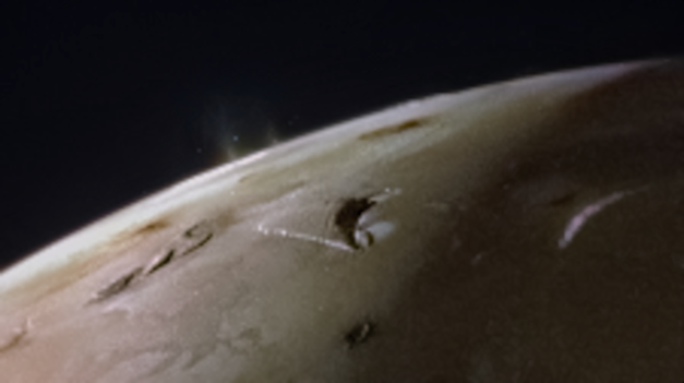 Juno twin volcanic plumes on Io