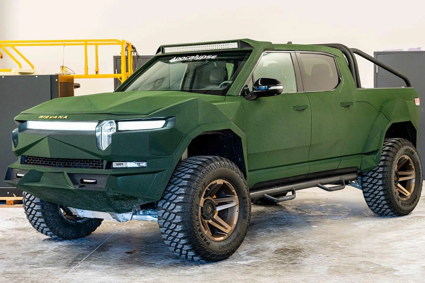 Someone turned a Rivian R1T into the Warthog from Halo