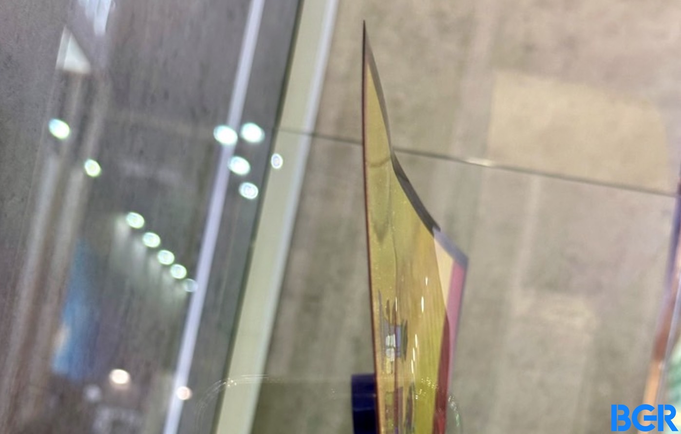 Did I say Samsung's OLED screens are very, very thin?
