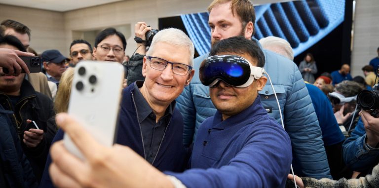 Tim Cook with an Apple Vision Pro customer