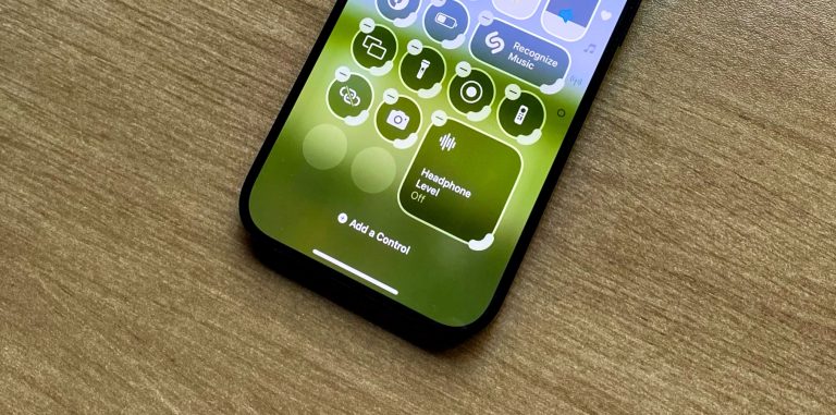 iPhone 15 Pro menjalankan Pusat Kontrol baru iOS 18