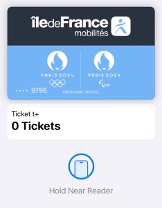 ستعرض Apple Wallet بطاقة Navigo الخاصة بك على iPhone ورصيد التذكرة الخاص بك.