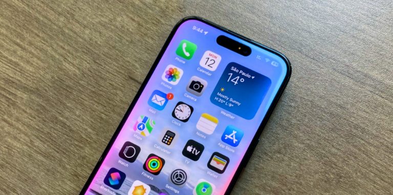 iOS 18.1 Apple Intelligence on iPhone 15 Pro all-new Siri design