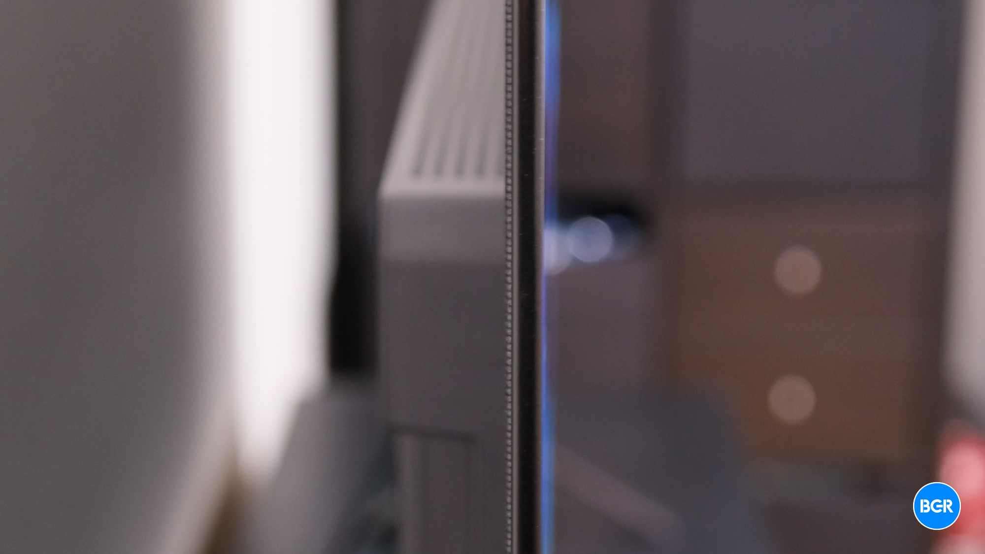 Thickness of the LG B4 OLED