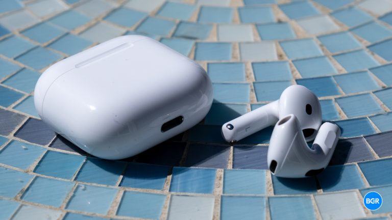 AirPods 4 com estojo de carregamento