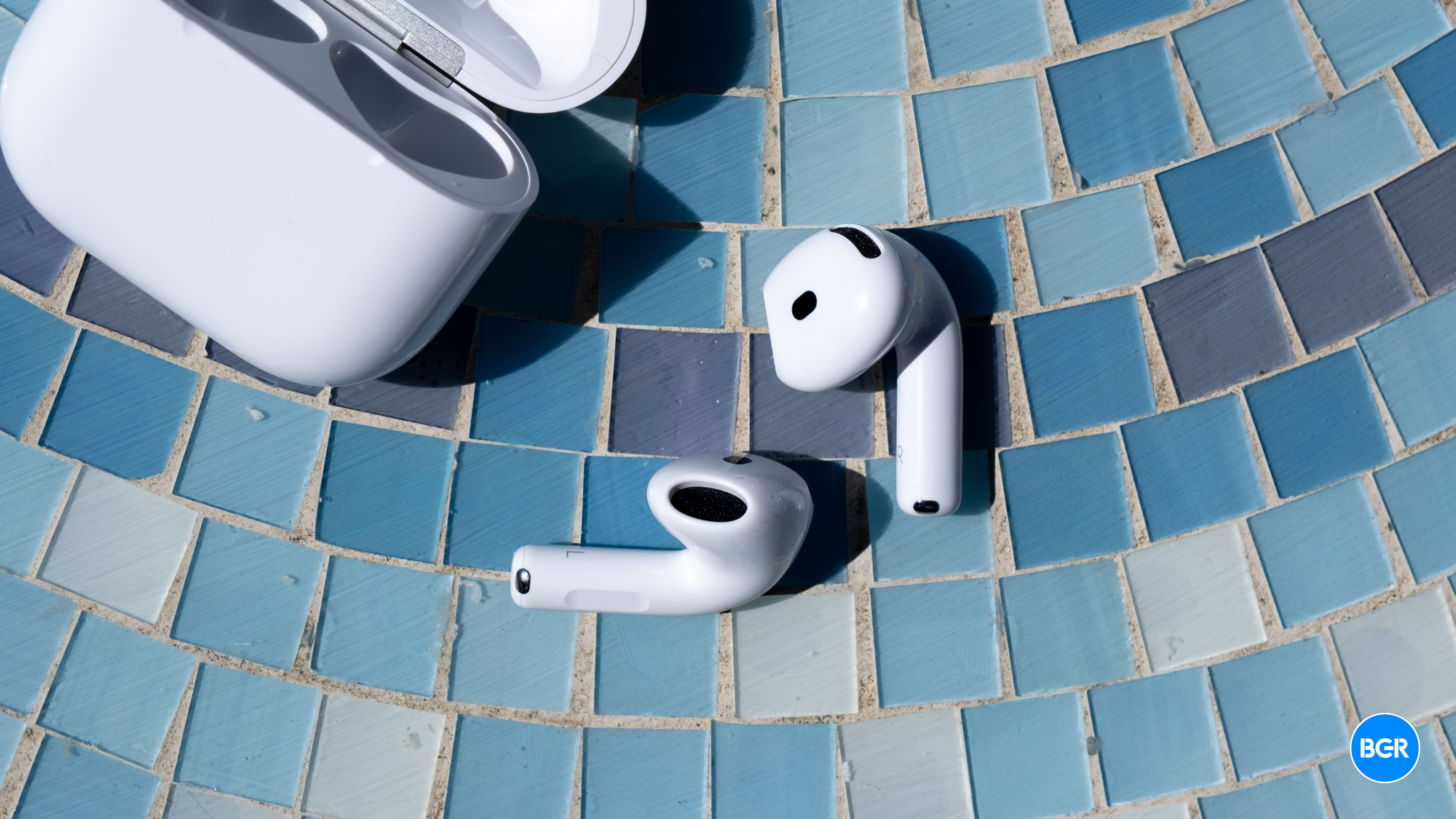 AirPods 4 top-down