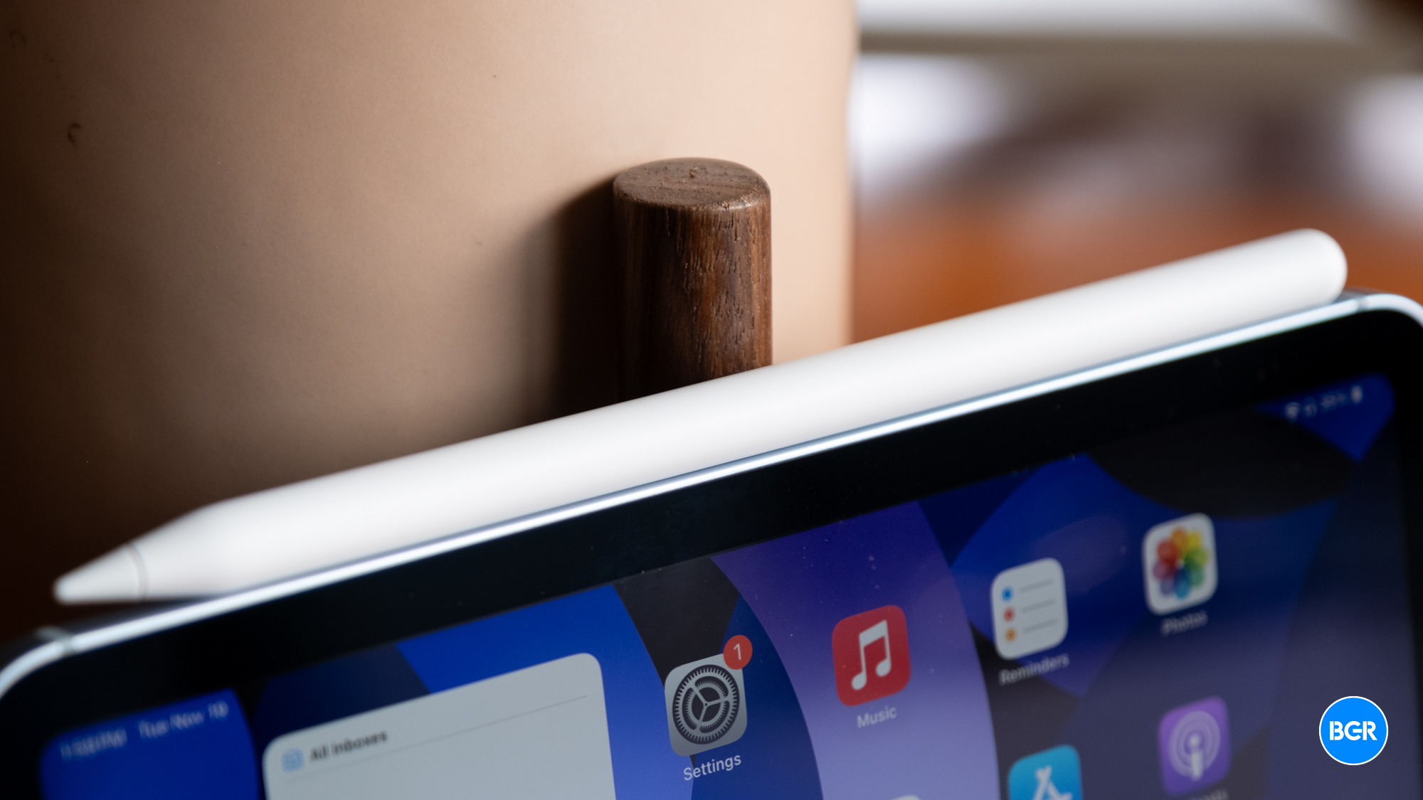 Apple Pencil Pro on the edge of the 2024 iPad Mini.