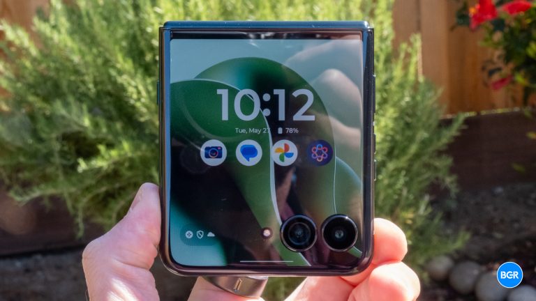 Cover display of the 2025 Motorola Razr.