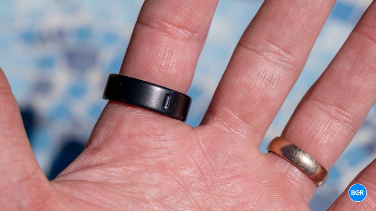 Stealth Oura Ring 4 being worn.
