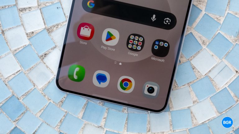 Software of the Samsung Galaxy S25 Edge on a blue table.