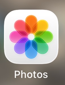 Zoomed-in the Photos app icon looks a lot better.