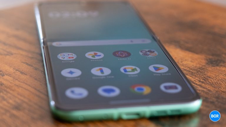 Display of the 2025 Motorola Razr